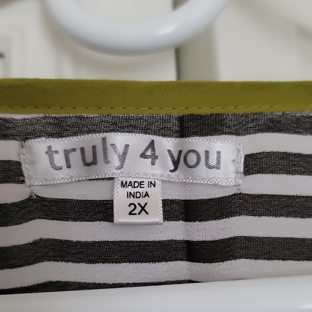 Black and White Boxy Relaxed Tank Top - Picture 3 of 9